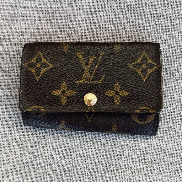 Louis Vuitton monogram key case 6 hooks - Picture 1 of 9